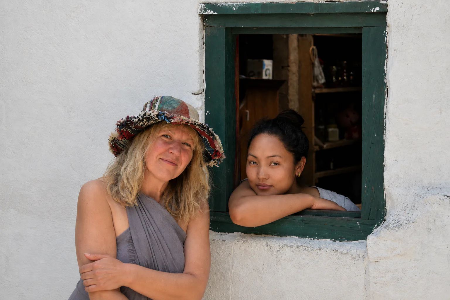 Crina în Nepal, lângă o fereastră verde